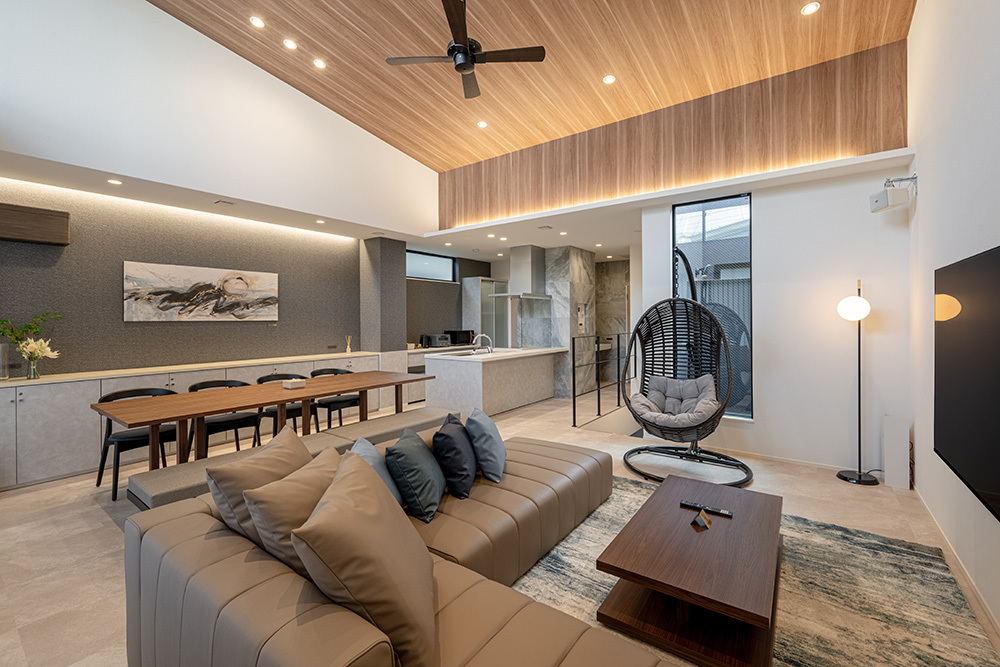Villa Sanriott 1・2号棟の夜のリビングダイニング