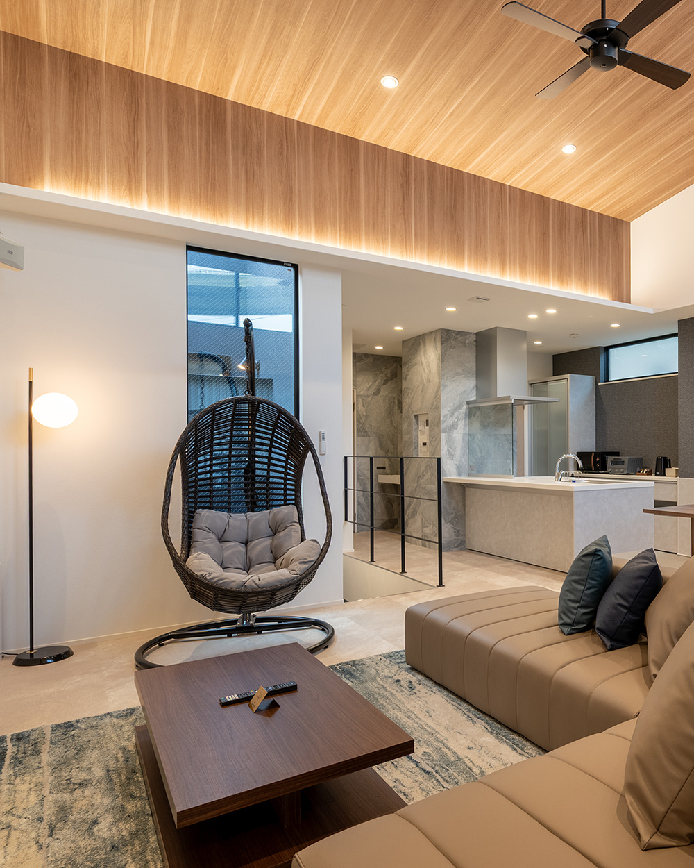 Villa Sanriott 1・2号棟のソファを備えた吹き抜けリビング