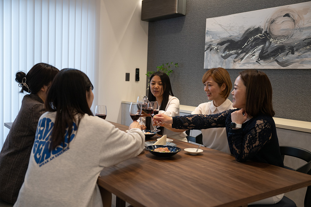 Villa Sanriott 1・2号棟のダイニングとバルコニー