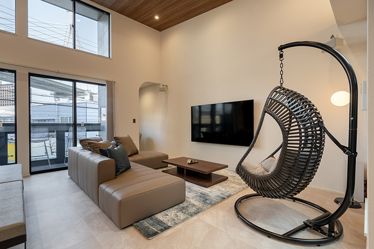 Villa Sanriott 1・2号棟のハンギングチェアを備えたリビング