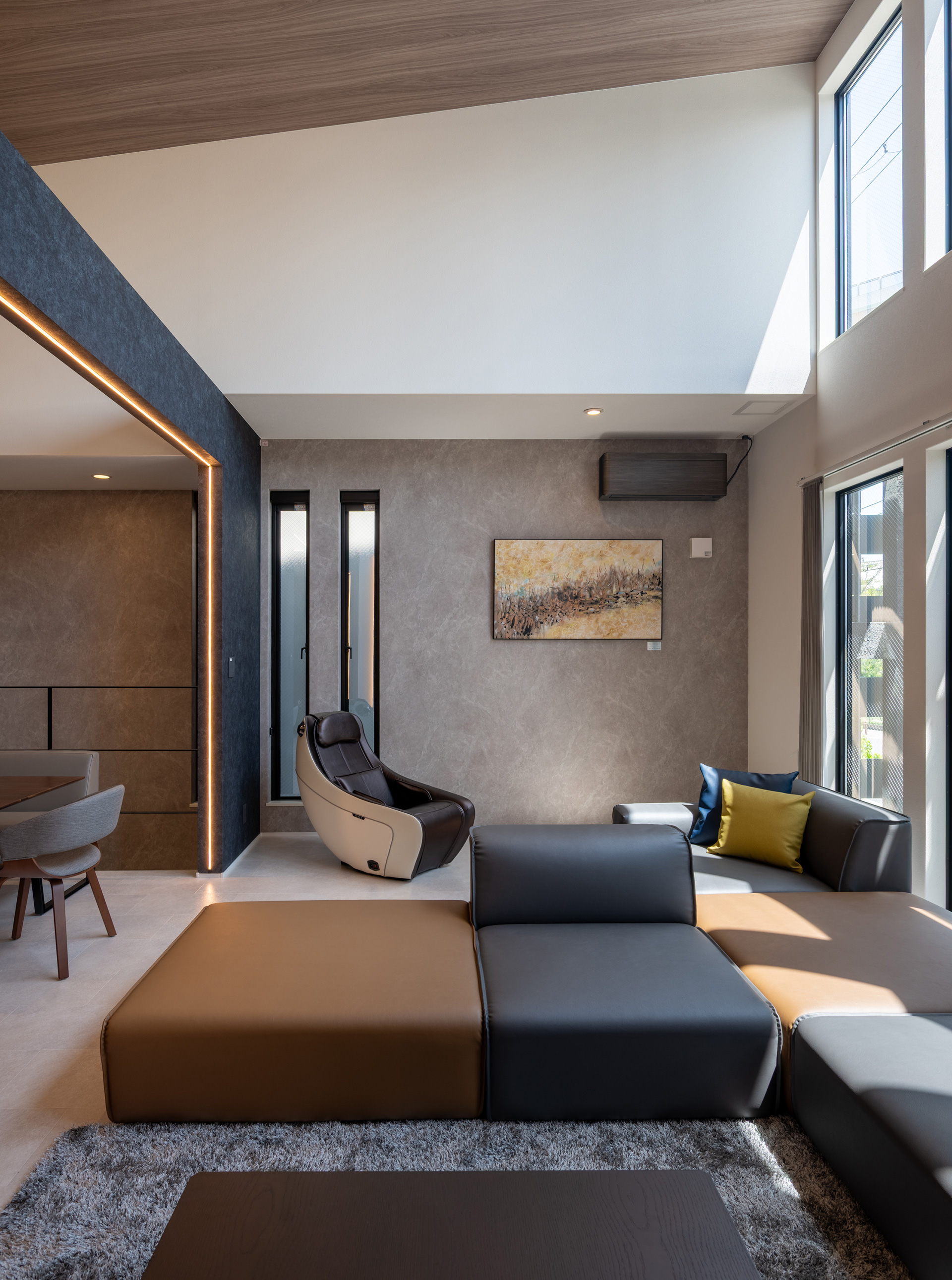Villa Sanriott 3・4号棟のソファを備えた夜のリビング