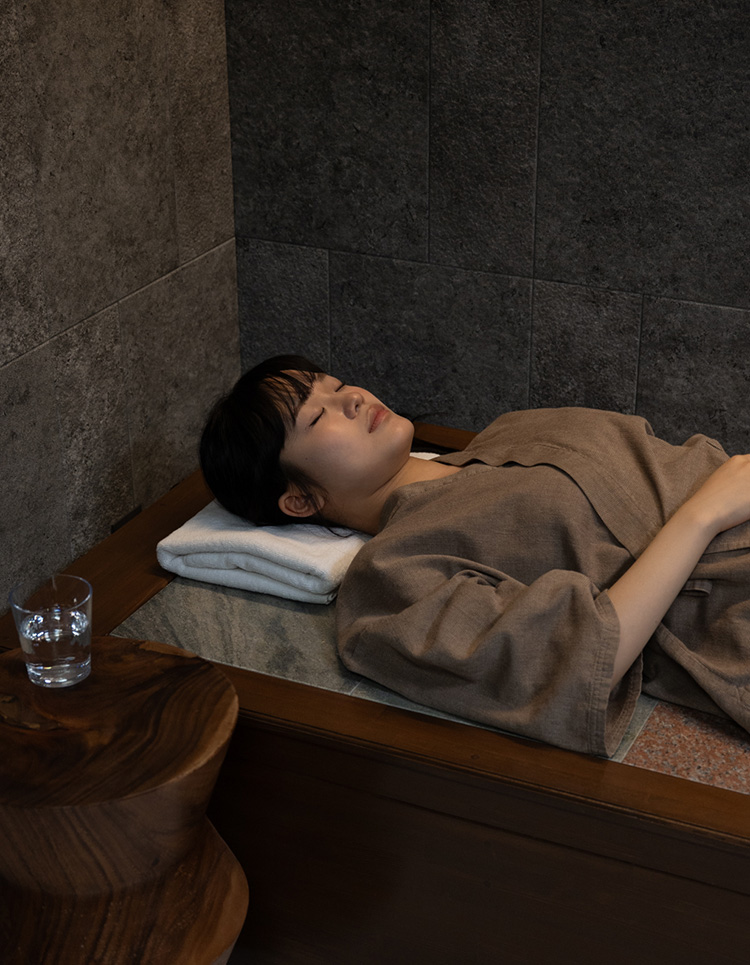 Villa Sanriott 3・4号棟のリビングで食事を楽しむ宿泊者